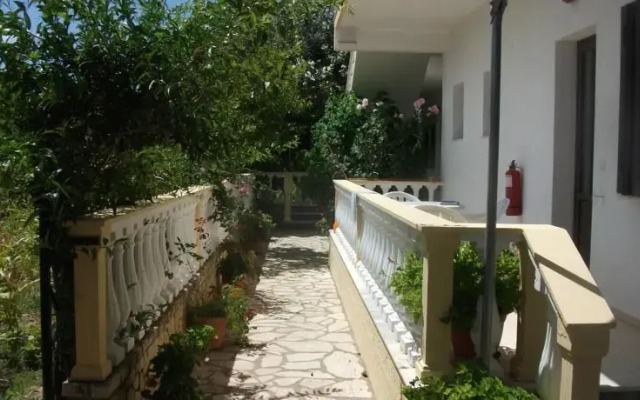 Alexandros Walnuttree Arillas Corfu
