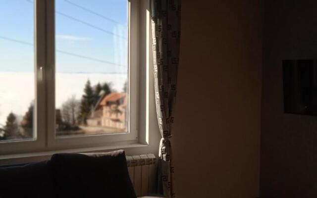 Iznad oblaka A3 kod Kraljevih čardaka Vikend naselje bb