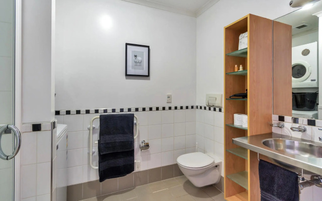 Waterfront 1BR Princes Wharf Apartment