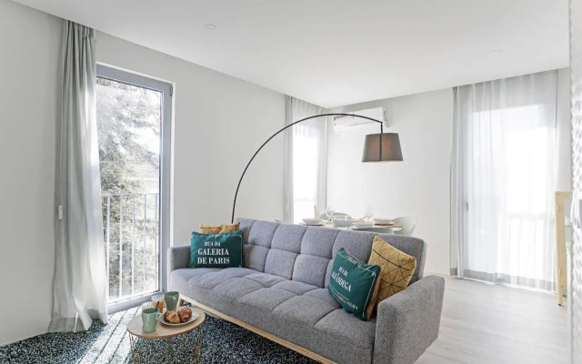 Stylish Flat W/ Gym & Parking by LovelyStay