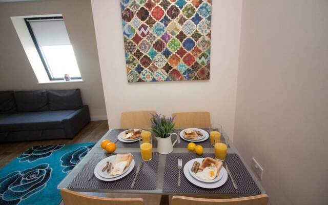 Stayzo Castle Penthouse 18- A Clean Fresh Modern Apartment With Free Wi-fi