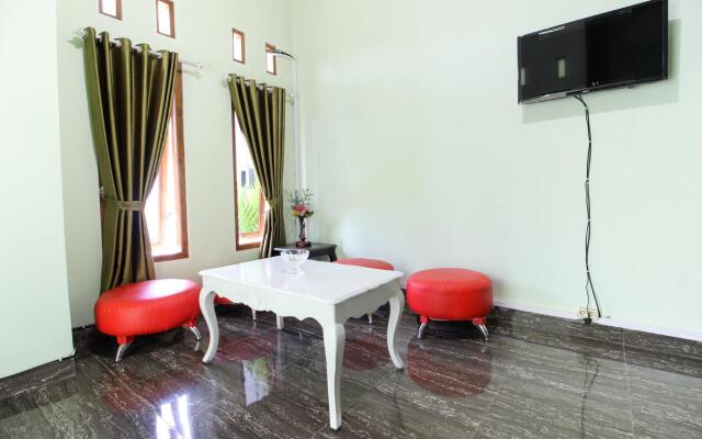 RedDoorz Plus near Taman Sari