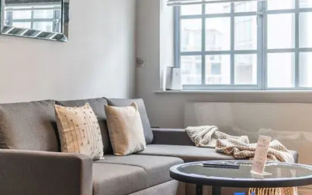 The Eyre Suite Six - Farringdon - by Frankie