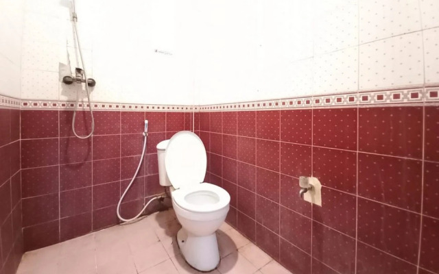 RedDoorz @ Luxury Homestay near Aloha Waru Surabaya