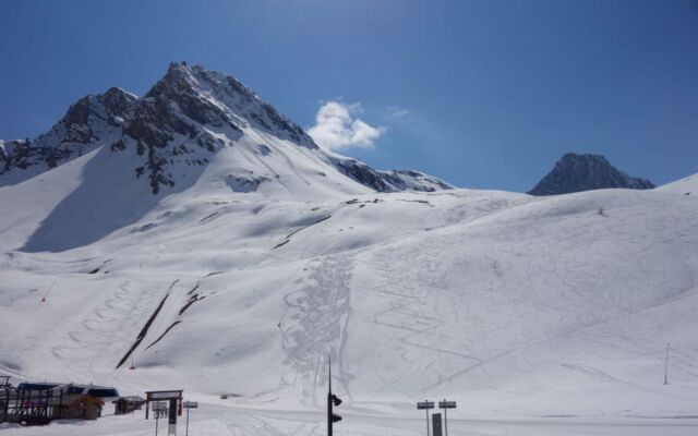 Rond Point des Pistes 13669