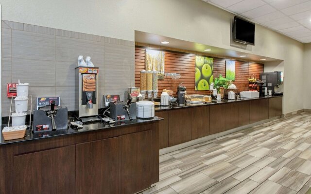 La Quinta Inn And Suites New Orleans Airport