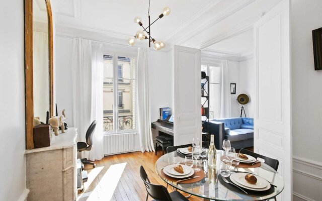 Cosy and Bright 1BR Flat Near Arc de Triomphe!