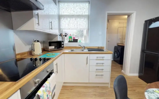 Stayzo 2BR House Accommodation in Peterborough