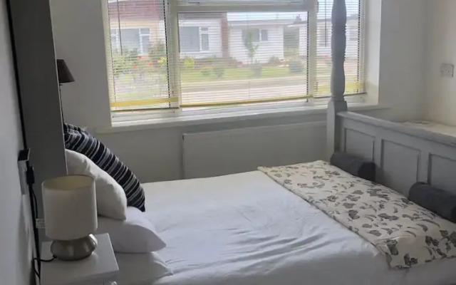 3 bed Bungalow minutes from the beach