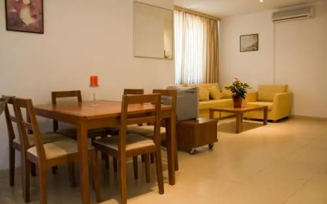Sunny House Aparthotel