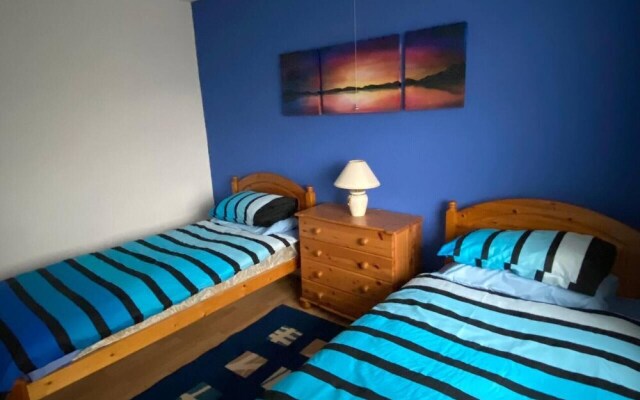 Quiet Secluded two Bedroom Bungalow With Parking