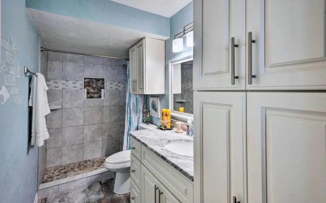 Walk to Ocean: Bright Daytona Beach Condo!