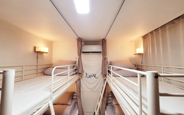 YAB Guesthouse - Female Only