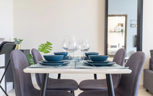 Refined 1BR Retreat in The Point Tower - Marina