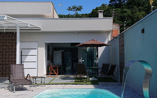 Linda Casa com Piscina Churrasqueira Wifi em Massaguaçu Caragua