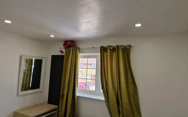 Cozy Dagenham Retreat - 2BR House