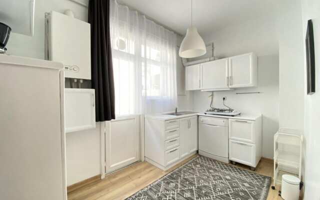 Stylish Flat Near Bagdat Street in Kadikoy