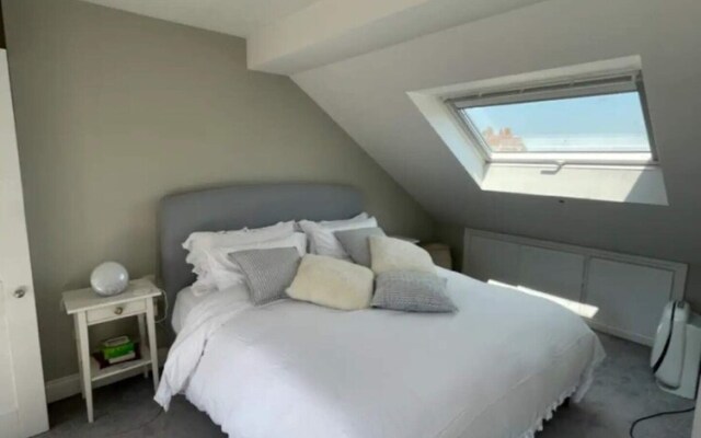 Stylish & Bright 3BD Flat With Balcony - Fulham