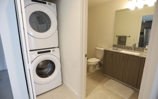 King Bed Full Service Apt