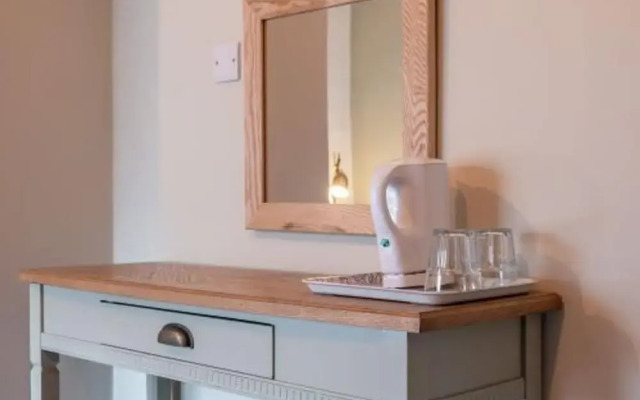 Host Stay Woodroffe Arms Hope Twin Room 2