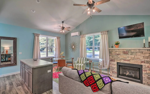 16 Mi to Ski Slopes! Creekside Poconos Cottage