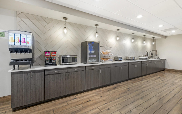 B/W Plus Elizabethtown Inn & Suites