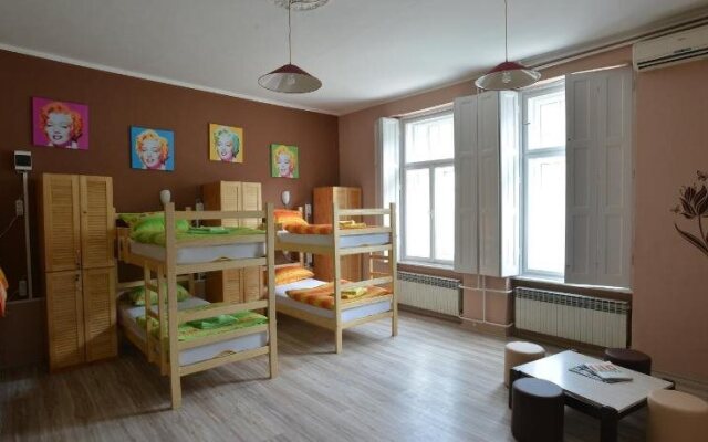 Hostel Zlatna Greda