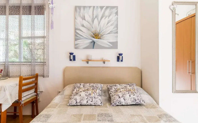 Studio Maro - Studio Apartment With Terrace