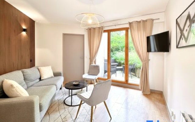 Porte de Versailles studio with terrace