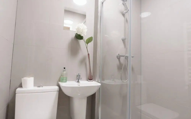 D'luxe 5 Beds Home in Isleworth London