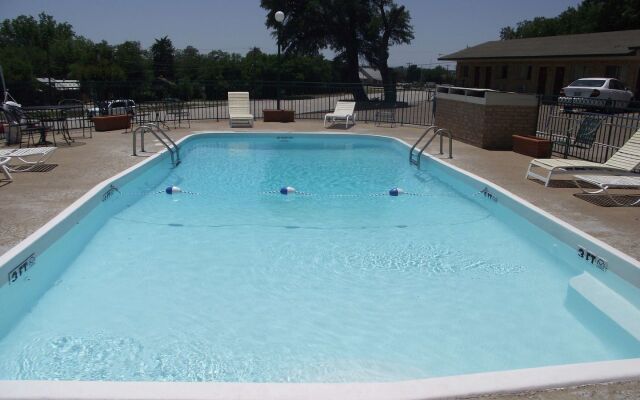 Glen Rose Inn and Suites