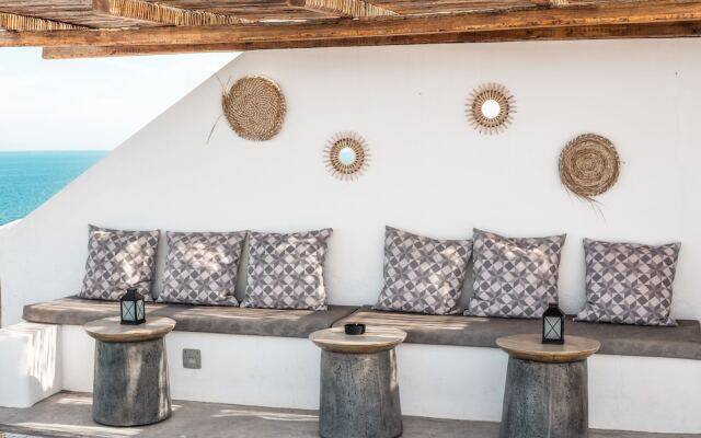 Almyra Oia Suites