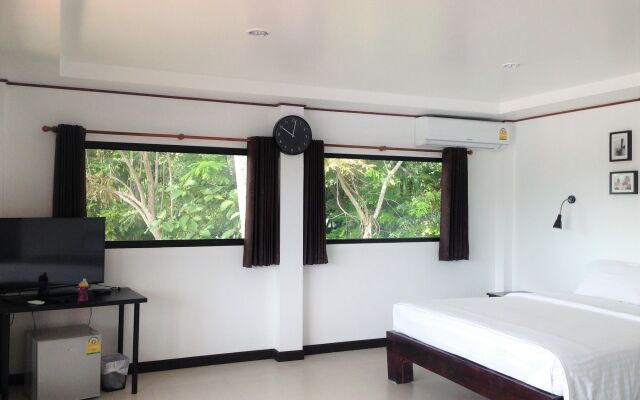 The Reef Hotel & Studios