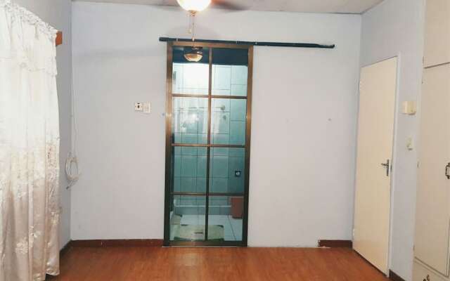 Spacious Apartment near Mall