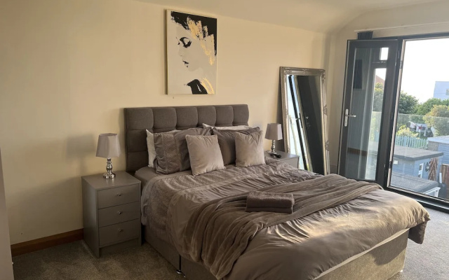 Broadway Beach Homes Airbnb With Hot tub