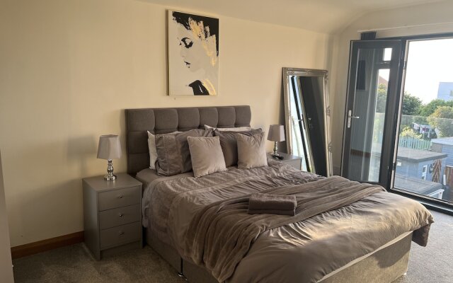 Broadway Beach Homes Airbnb With Hot tub