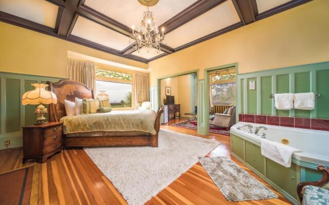 Dashwood Manor Seaside Bed & Breakfast