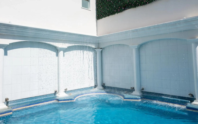 Casa Bonita Hotel + Cocina