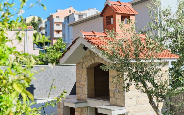 M&M Holiday House with a Pool by Litto