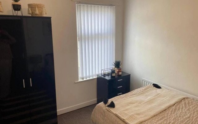 Immaculate 4-bed House Near Anfield and Goodison