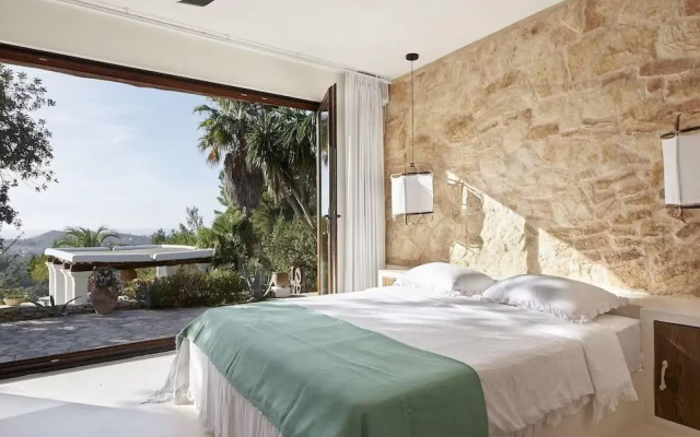 Hillside Villa With Sea-views