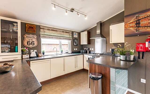 Kingfisher Lodge with Hot Tub