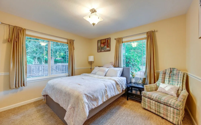 Enchanting Puyallup Home w/ Spacious Deck!