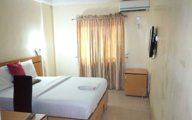 D'Czars Hotel & Suites