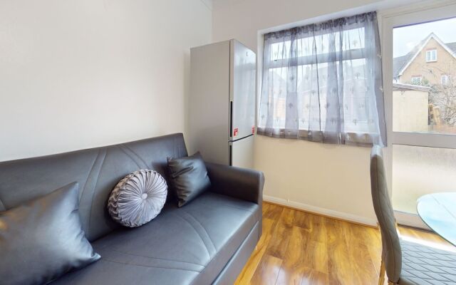 Dagenham - 4 Beds - Sleeps 8 - Wifi