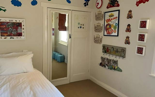 Robin Hill Manor - rambling retreat & tennis court