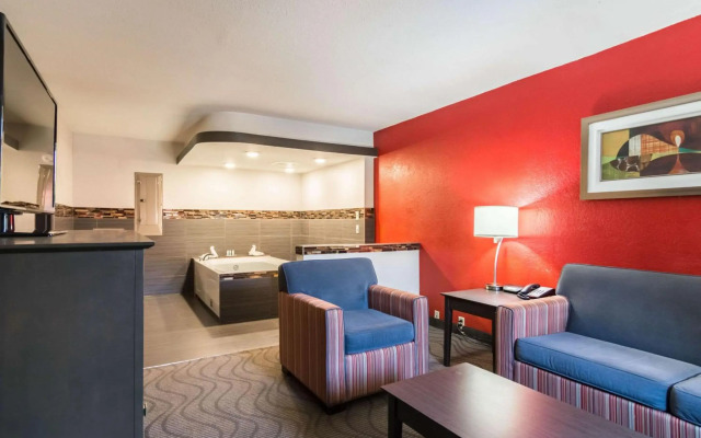 Clarion Inn & Suites Russellville I-40