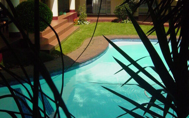 Woodmead Guest Lodge