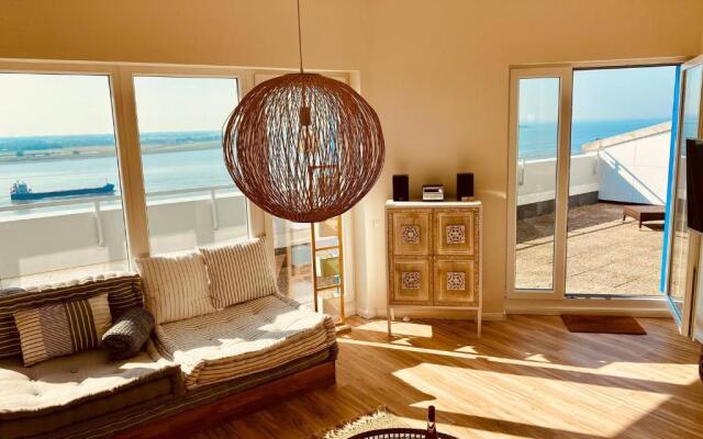 COAST HOUSE Sky Suite