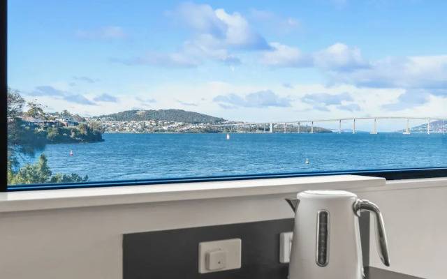 Waterfront Home - Gorgeous Views - 2 Bed
